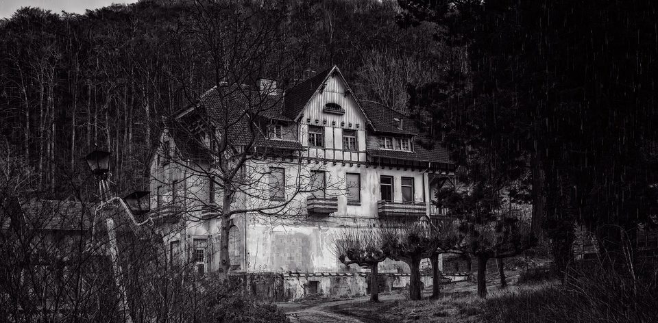 10 Unbelievable Estate Agent Horror Stories