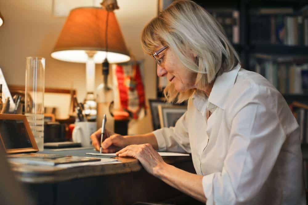 How to Write a Letter to Tenant About Selling Your Property